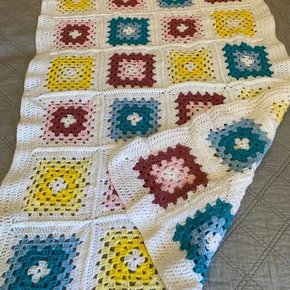 Crocheted blanket - Picture 3 of 3